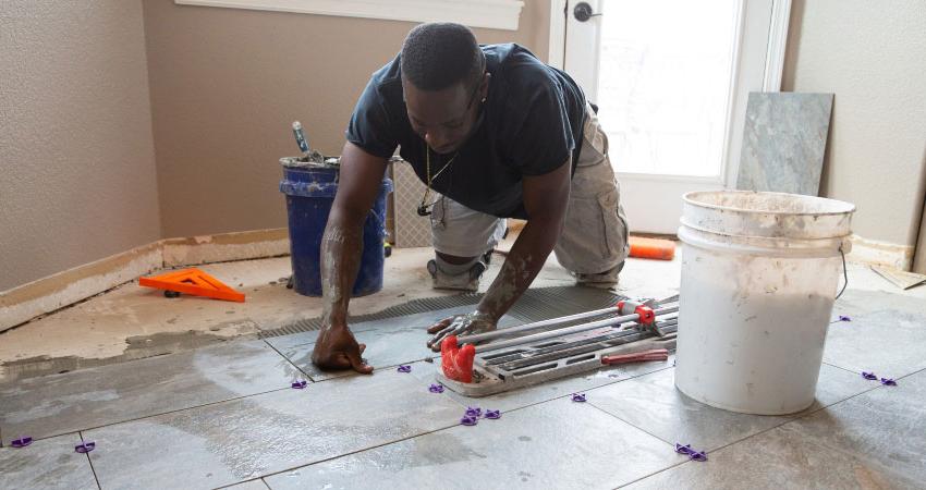 铺设瓷砖的非裔美国男性